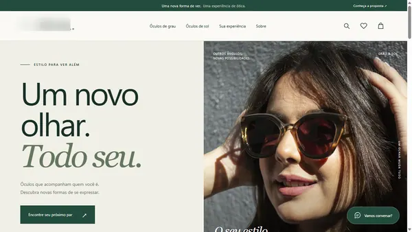 Projeto de óculos e acessórios com nomes e logos desfocados